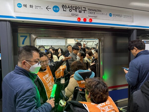 전국장애인차별철폐연대 한성대입구역 탑승 시위 ⓒ위클리서울/연합뉴스