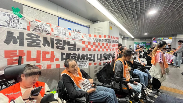 2025년 10월 서울 지하철 1호선 종각역에서 시위 중인 전장연 활동가들 ⓒ위클리서울/전국장애인차별철폐연대