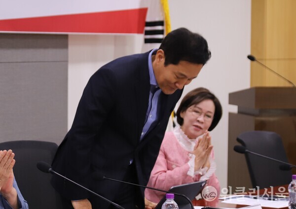 2024년 9월 국회 토론회에서 오세훈 시장이 고개를 숙이는 모습 ⓒ위클리서울/정상훈 기자