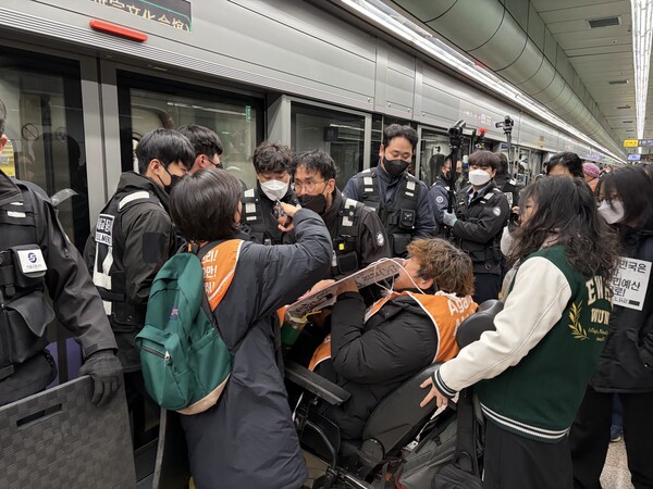 18일(오늘) 서울 지하철 5호선 광화문역에서 탑승 시위 중인 전장연 활동가들 ⓒ위클리서울/연합뉴스