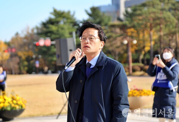 국회의사당 본관 계단 앞에서 박주민 더불어민주당 의원이 발언하는 모습 ⓒ위클리서울/하원휘 기자