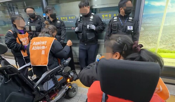 전장연 탑승시위 ⓒ위클리서울/연합뉴스