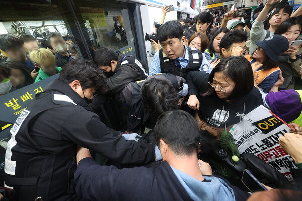 지난 4월 21일 전장연 지하철 시위 ⓒ위클리서울/연합뉴스
