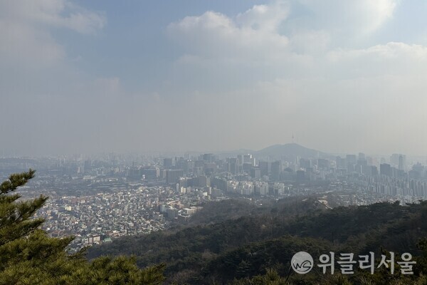미세먼지 영향으로 서울 도심이 흐릿하게 보이고 있다. ⓒ위클리서울/하원휘 기자